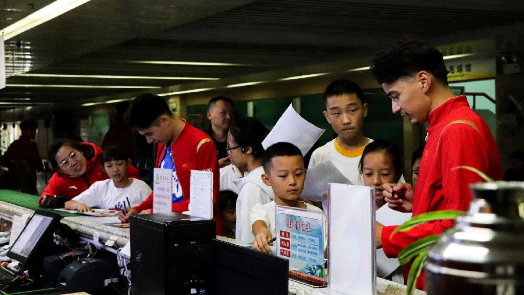 Liu Shaolin Sándor (jobbra) és Liu Shaoang örömmel állta az aláírásgyűjtő drukkerek rohamát