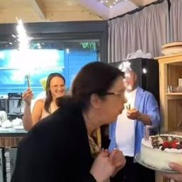 Videó: így bulizik a magyar főtitkárasszony a nemzetközi szövetség kétes hírű orosz elnökével