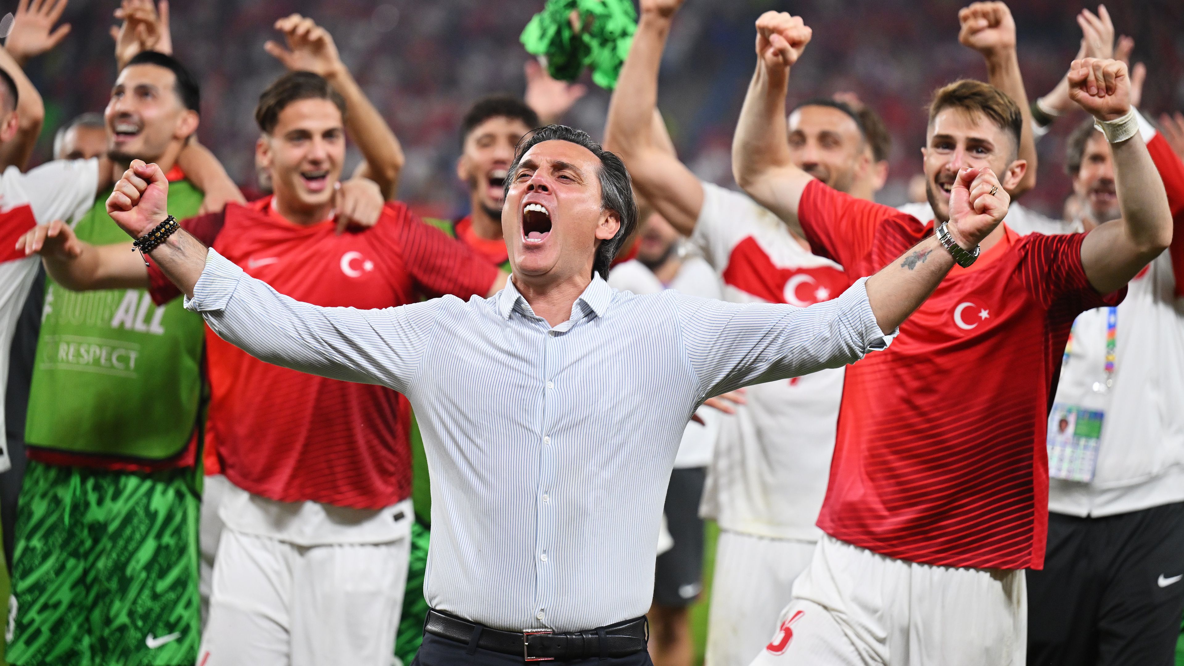 Vincenzo Montella szövetségi kapitány a mérkőzés után együtt örült játékosaival, de csütörtöktől az Ausztria elleni nyolcaddöntőre készül. (Fotó: Getty Images)