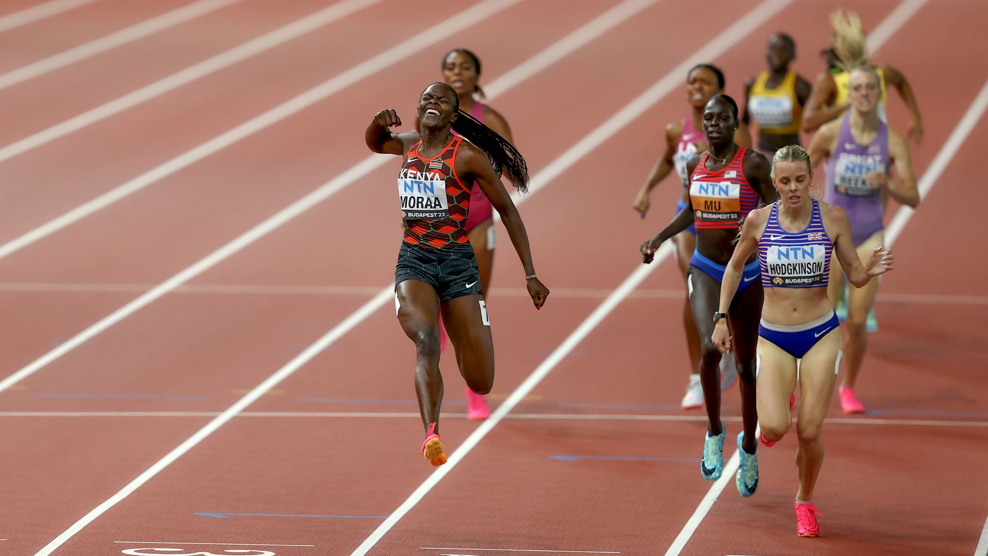 A többiek még futnak (többségük már túl a célvonalon), a kenyai már ugrál örömében (Fotó: Pozsonyi Zita)