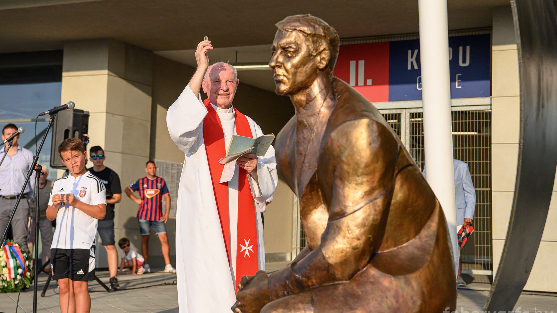 Kozma Imre atya szentelte fel a szobrot (Fotó: fehervarfc.hu)