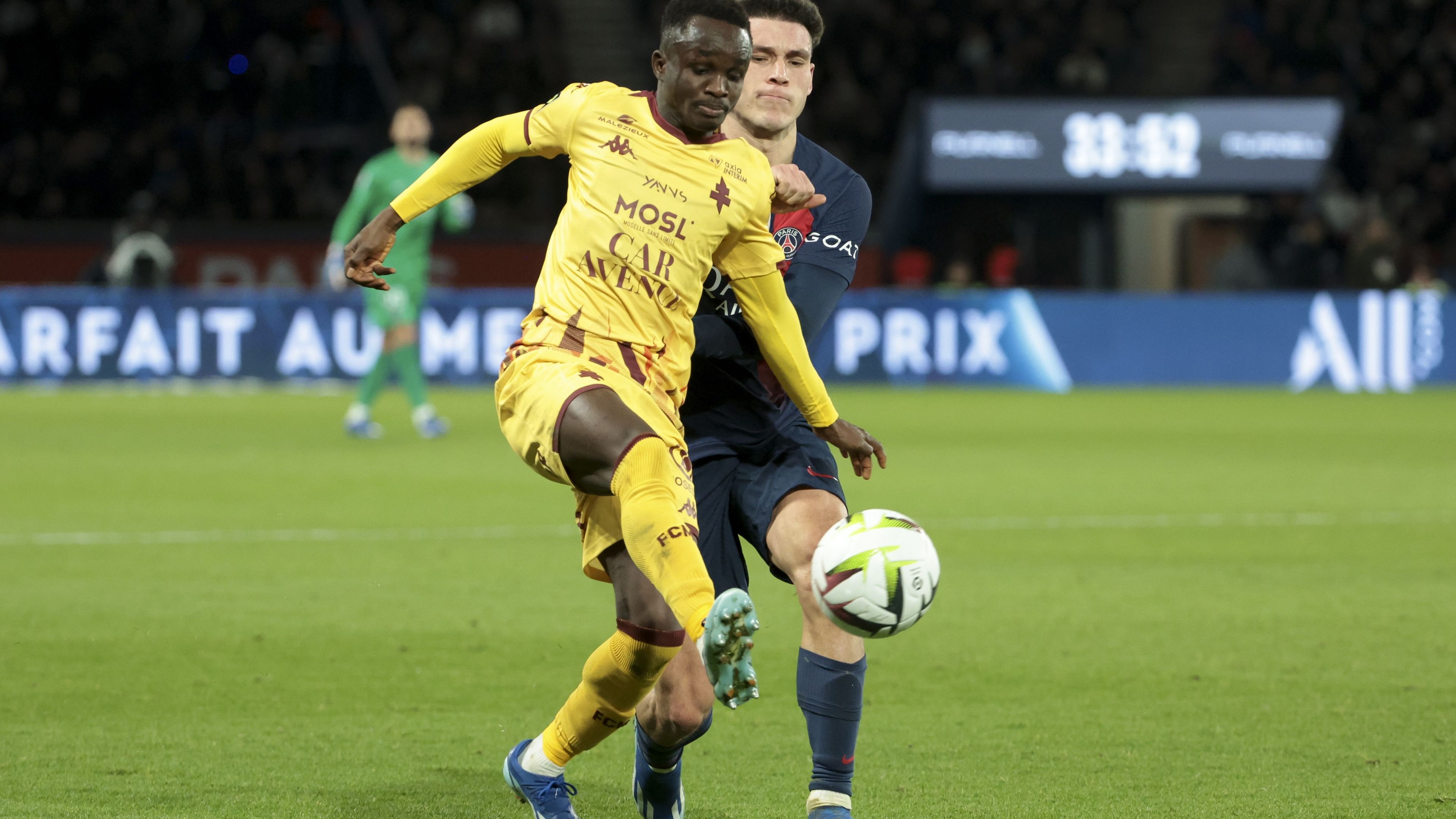 Cheikh Sabaly (sárgában) az előző idényben a PSG ellen is futballozott, a kiesés után pedig maradt a Metz légiósa. (Fotó: Getty Images)