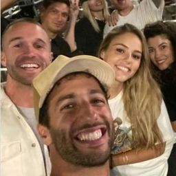 Ez aztán a Forma–1-es szerelem: Berger lánya lett Ricciardo stresszoldója