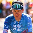 Megsérült Chris Froome, miután fennakadt egy autó kinyíló ajtajában
