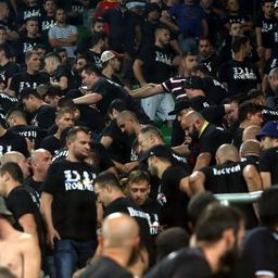 VIDEÓ: Összeugrottak a román és a bosnyák ultrák a lelátón