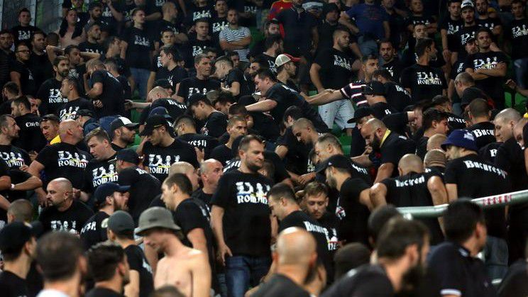 A román szurkolók egy csoportja nem a győzelemnek örült, hanem a kiesés miatt dühöngött. Fotó: RAS Archív