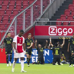 Befejezték a szurkolói rendbontás miatt félbeszakított rangadót – nagy verést kapott az Ajax