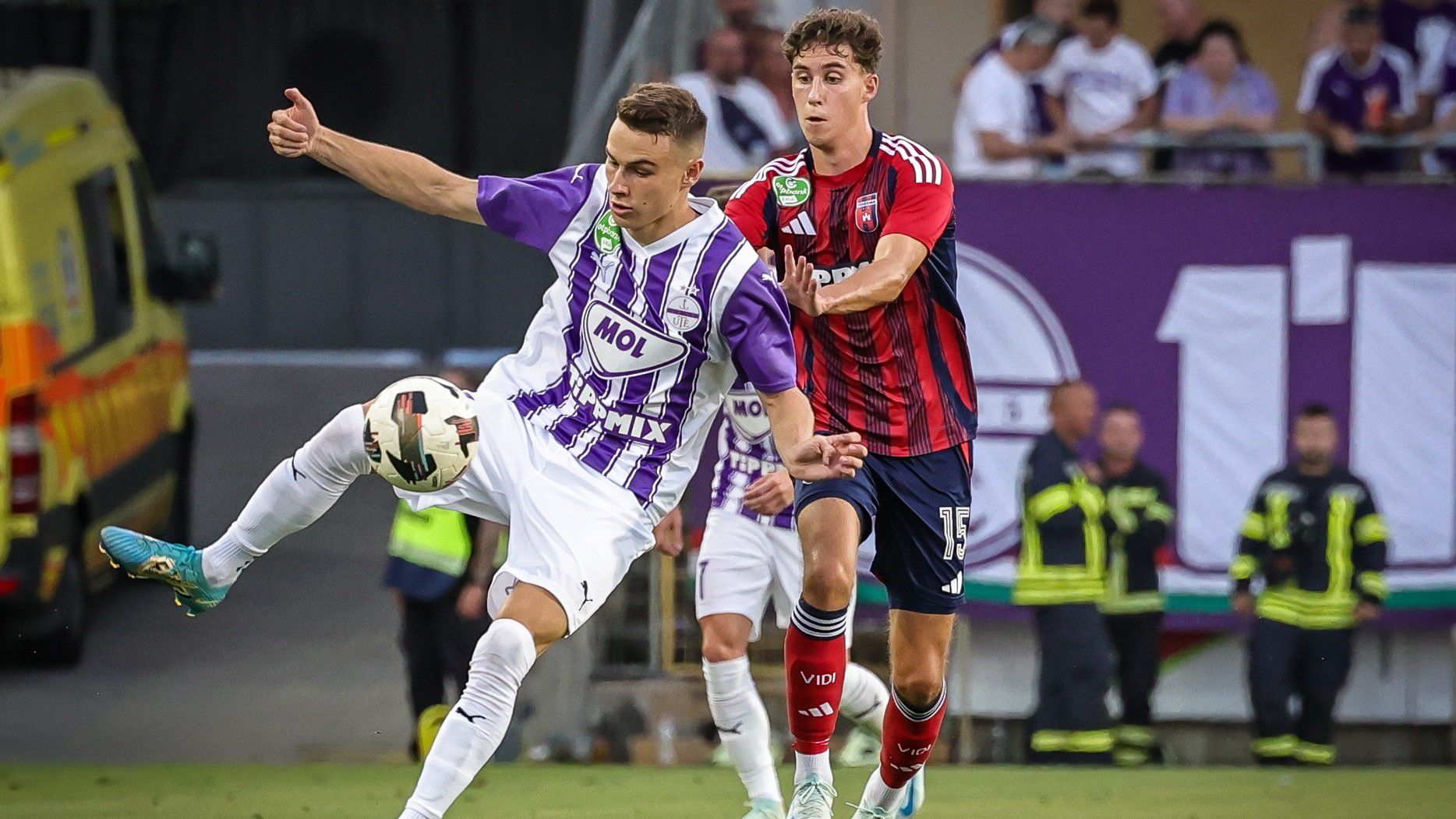 Újpest–Győri ETO az NB I-ben; pályán az AC Milan – pénteki sportműsor