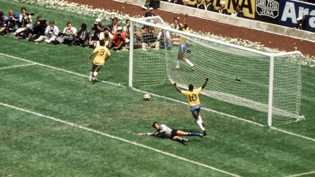 Bent a negyedik az olasz kapuban, a gólszerző Carlos Alberto és Pelé (10) ünnepel (Fotó: GettyImages)