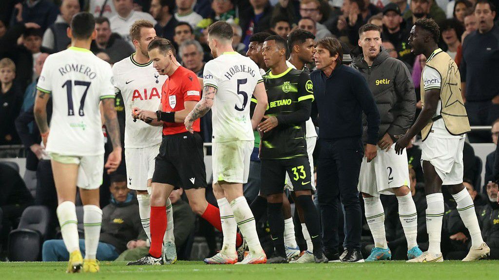 Antonio Conte vezetőedző nehezen viselte el a játékvezető döntését, és piros lapot kapott. (Fotó: Getty Images)