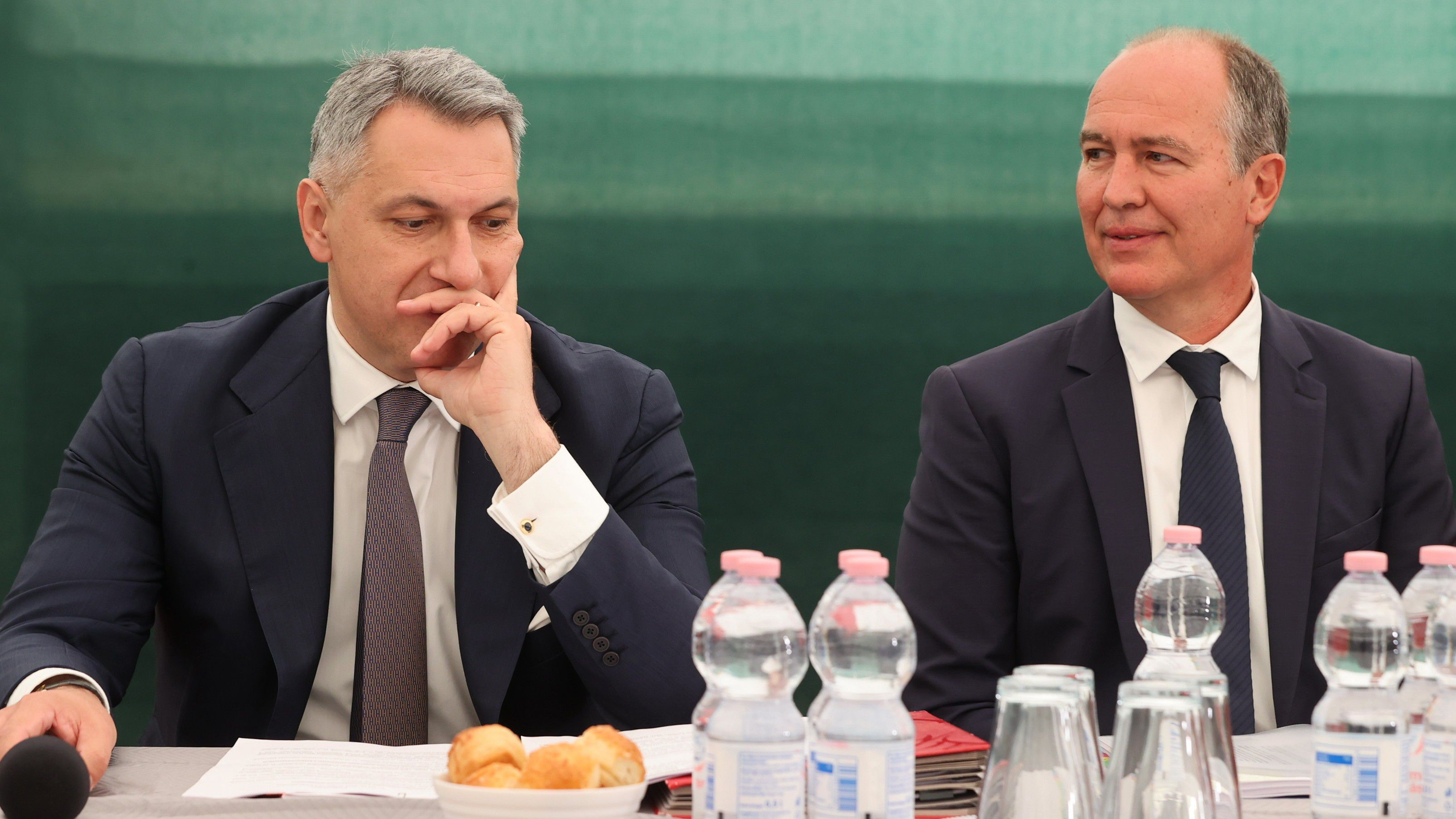 Markovits László szakmai alelnök (jobbra) és Lázár János elnök egy sajtótájékoztatón. Nem látszanak boldognak (Fotó: Blikk/Fuszek Gábor)