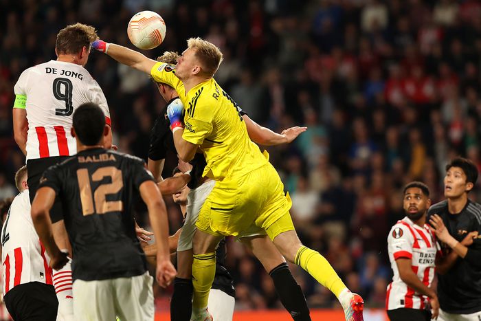 Luuk de Jong megelőzte Aaron Ramsdale-t, és megduplázta a PSV előnyét