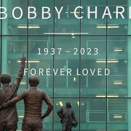 Így emlékeznek Sir Bobby Charltonra a Premier League-meccseken