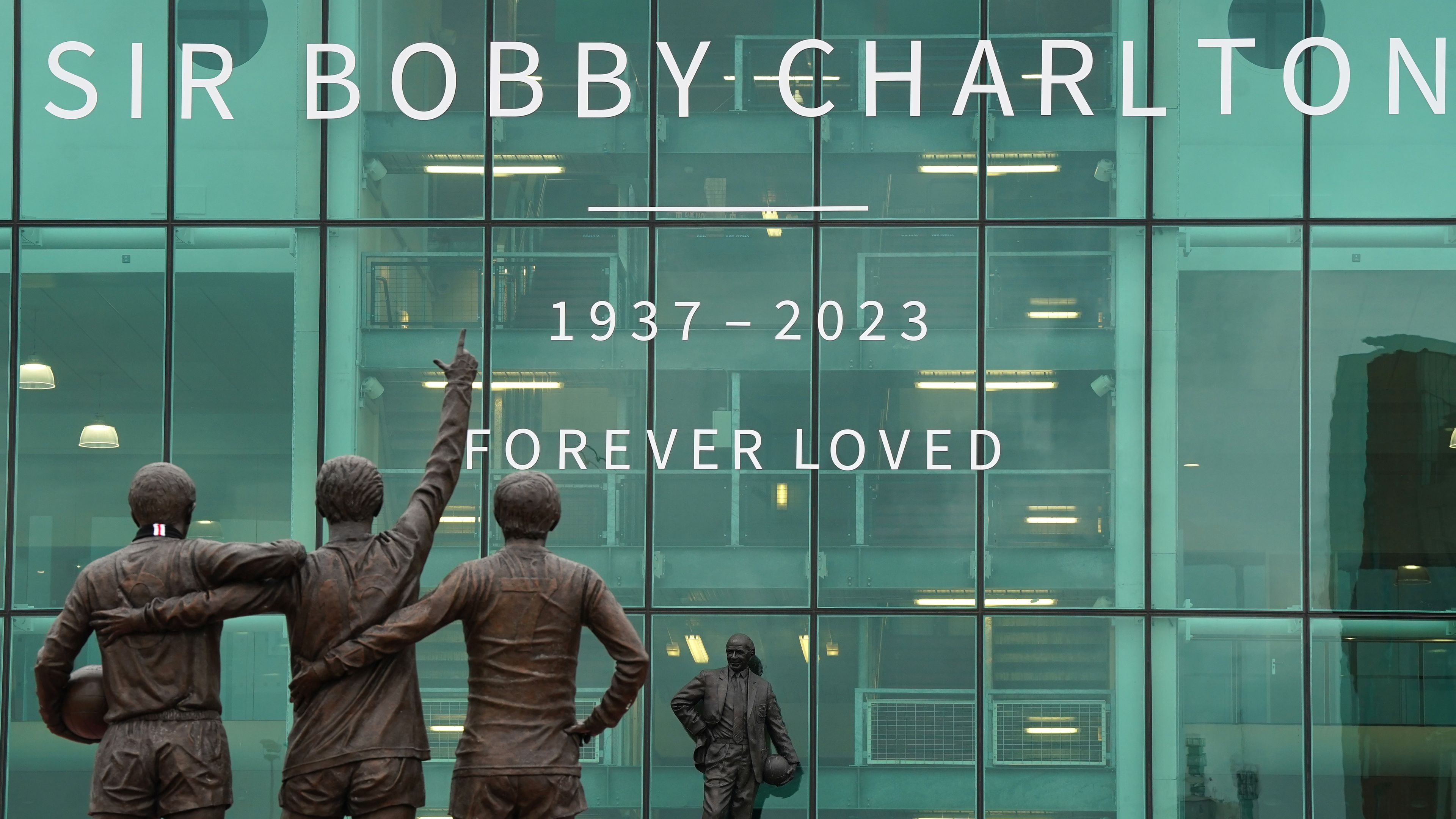 Így emlékeznek Sir Bobby Charltonra a Premier League-meccseken