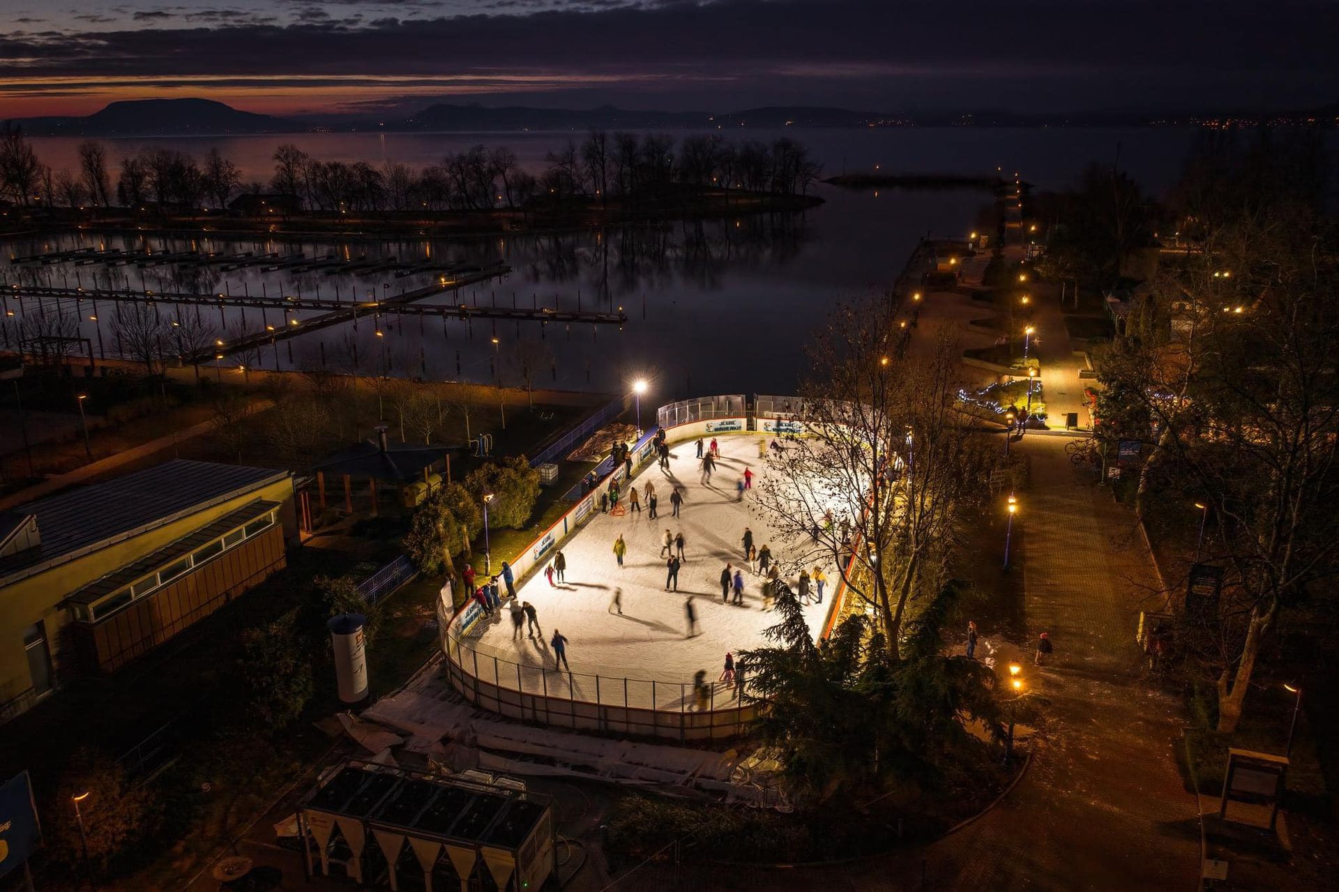 Télen Bogláron a Balaton legszebb fekvésű jégpályáját üzemelteti