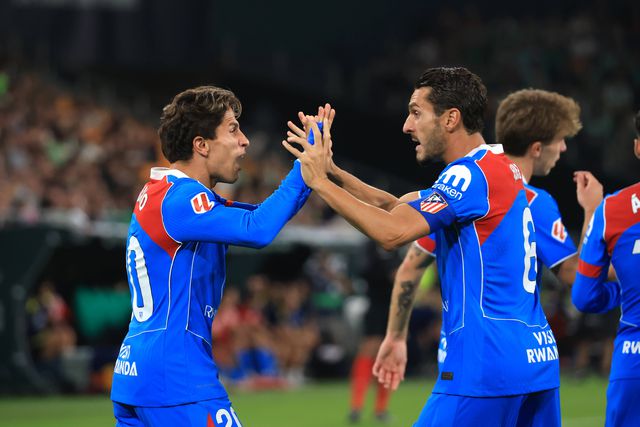 Guiliano Simeone (balra) az Atlético csapatkapitányától (Koke, jobbra) kapta a gólpasszt