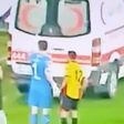 VIDEÓ: a szurkoló a kapus fején törte szét a szögletzászlót