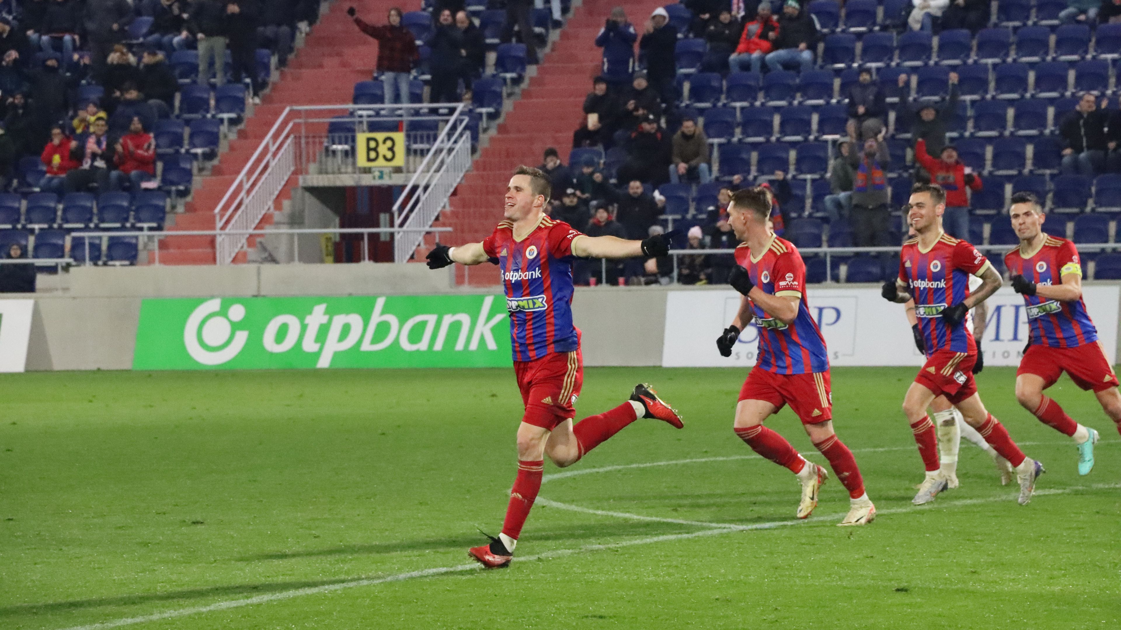 A Vasas csatára, Novothny Soma két gólt szerzett a Győr ellen – igaz, ehhez a játékvezetőre is szükség volt Fotó: Kolozsvári Barnabás