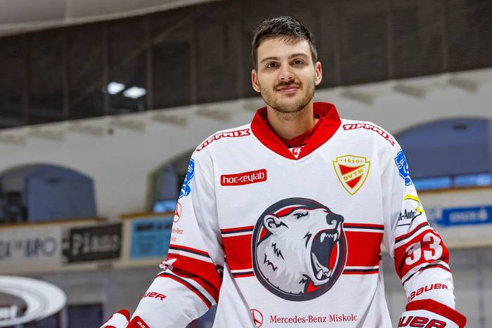 Az új igazolás - Fotó: DVTK