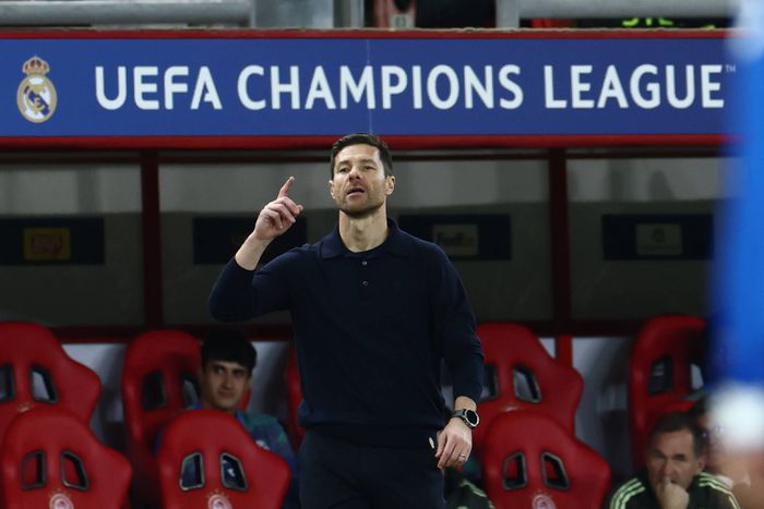 A baszk szakvezető mutatja a különbséget a két csapat között