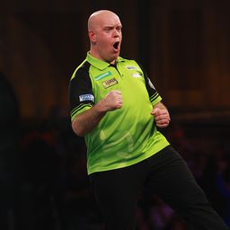 Van Gerwen simán nyert; tovább menetel a 16 éves Littler a darts-vb-n – videóval