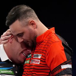 Kilencnyilas, majd drámai könnyek; bombaformában a címvédő a darts-vb-n!