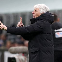 Az olasz klub edzője szendviccsel dobta meg a Milan-szurkolókat – videóval