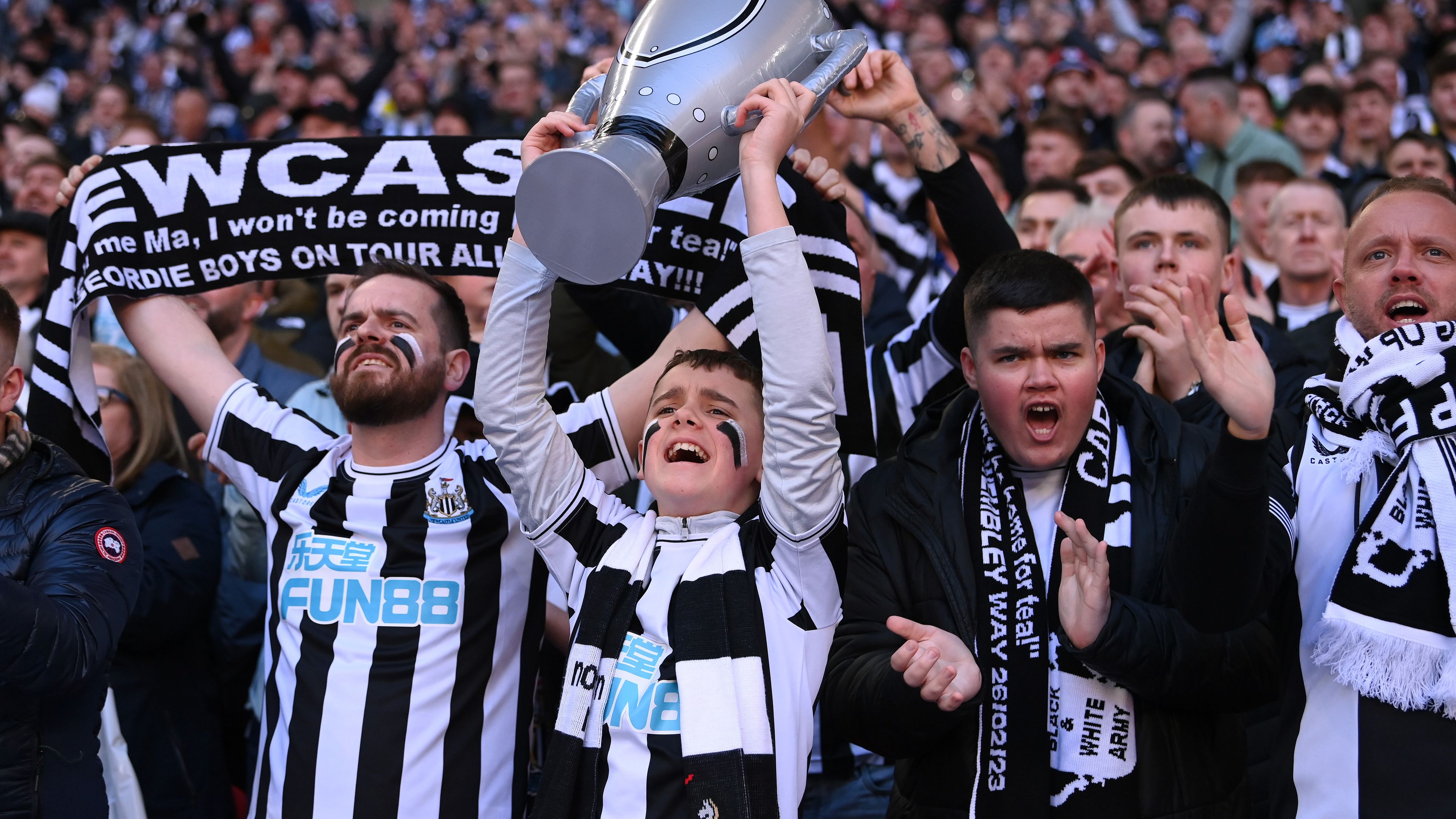 Sok Newcastle-szurkoló eljátszott a gondolattal, hogy csapatuk hosszú év(tized)ek után ismét kupát nyer (Illusztráció: Getty Images)