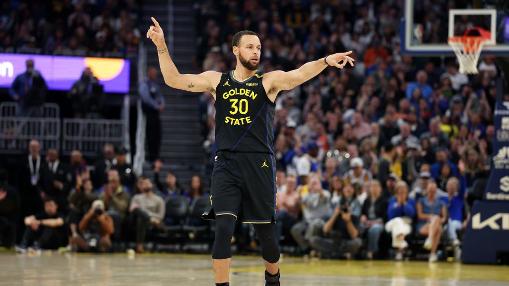 Curry 12 hárompontost dobott az összecsapáson