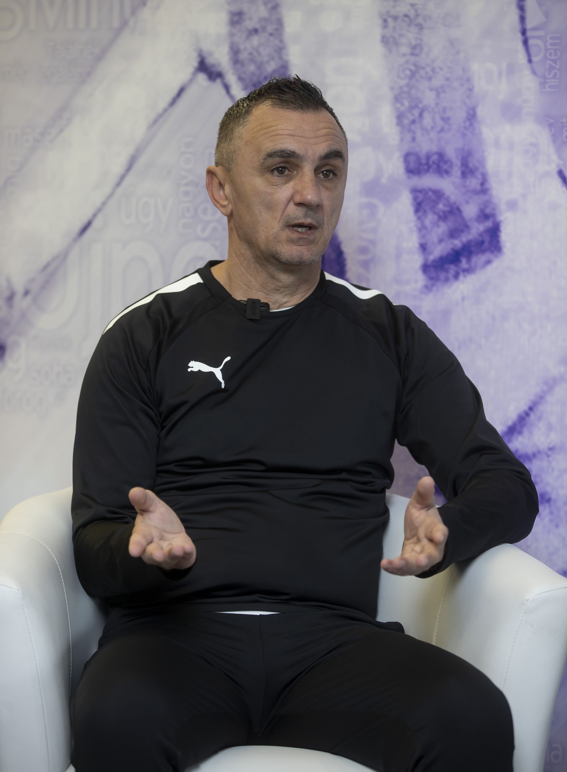 Az Újpest FC vezetőedzője szerint kilenc fordulóval a vége előtt csak a bentmaradás számít, de ha nem hinne a csapatban, nem tért volna vissza a Megyeri útra. Fotó: Czerkl Gábor