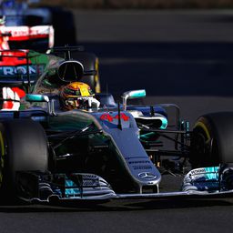 Videók: Vettel és Hamilton balhéja, a két Red Bull drámai ütközése – emlékezetes versenyek Bakuból
