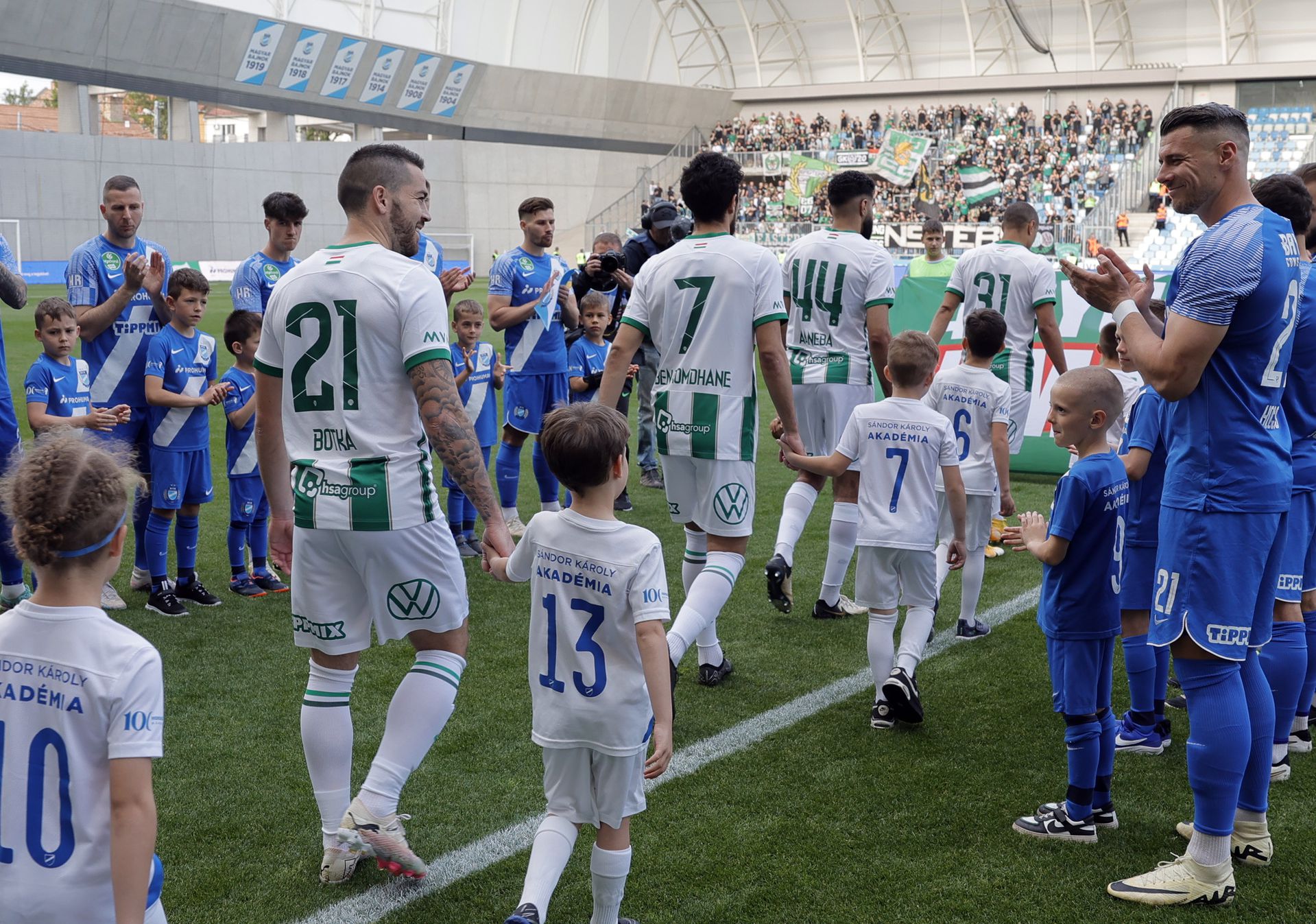 Sorfalat álltak az MTK játékosai a sorozatban hatodik bajnoki címét megszerző Ferencvárosnak
