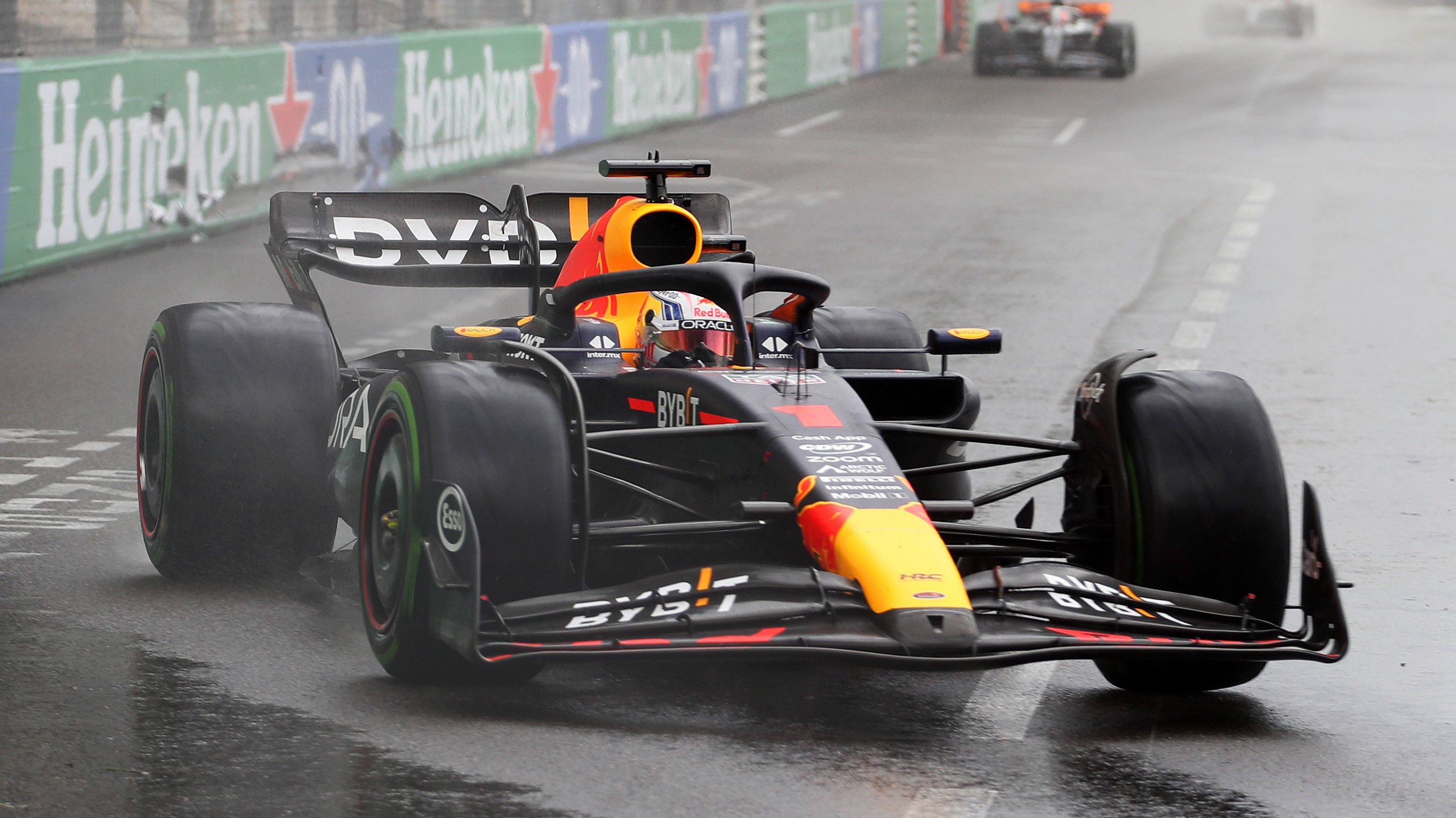 A végén jött az eső, de Verstappen nyert Monacóban – videókkal