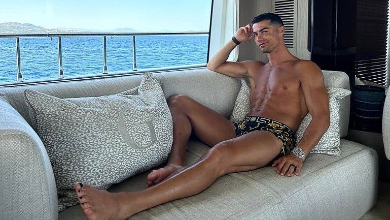 A portugál világklasszis a szardíniai nyaralásán, a jachtján villantotta meg kifestett lábkörmét / Fotó: Instagram