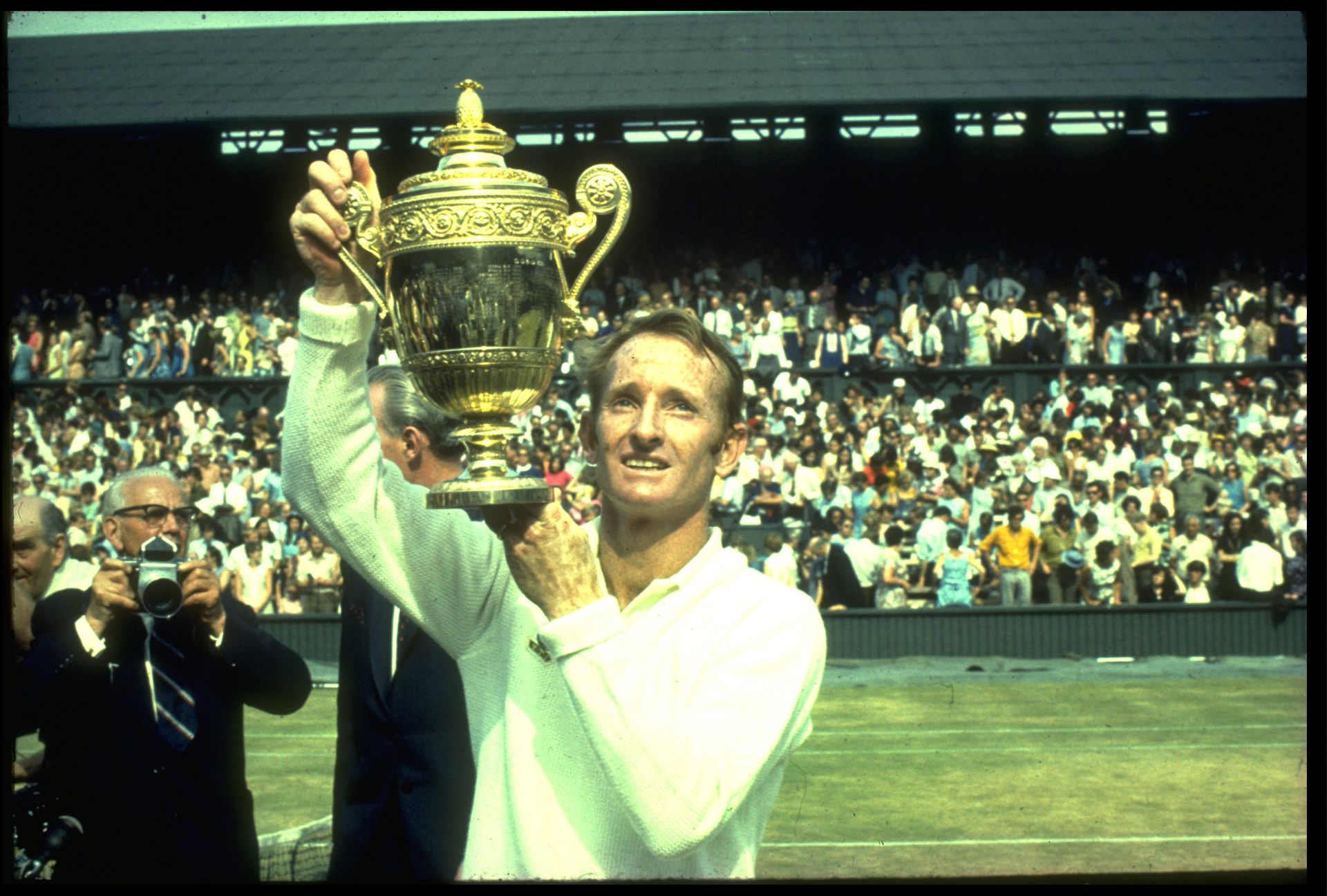 Rod Laver az 1969-ben megnyert wimbledoni kupával, a döntőben honfitársát, John Newcombot verte 6:4, 5:7, 6:4, 6:4 arányban (Fotó: Getty Images).