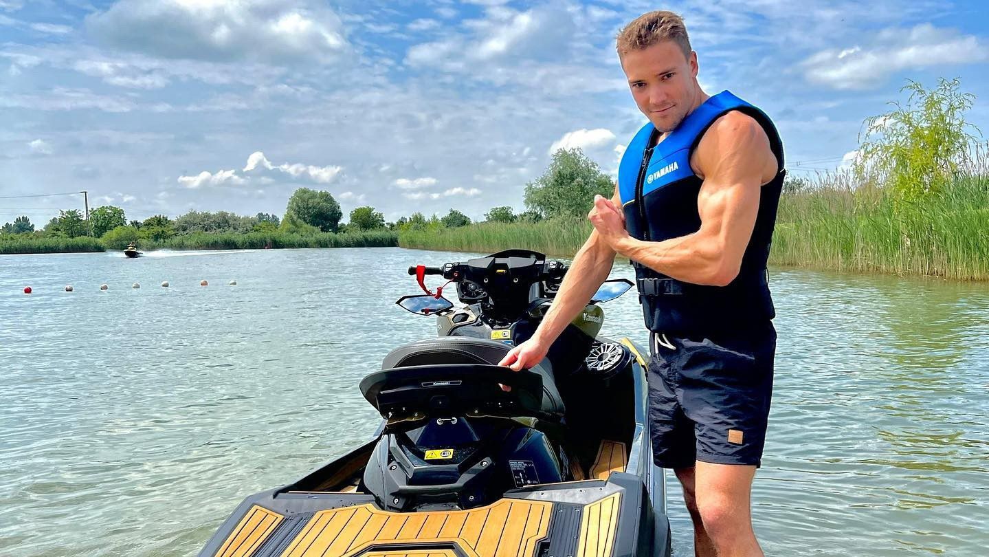 Kicsattannak az erőtől - Kopasz Bálint és a saját jetskije / Fotó: instagram