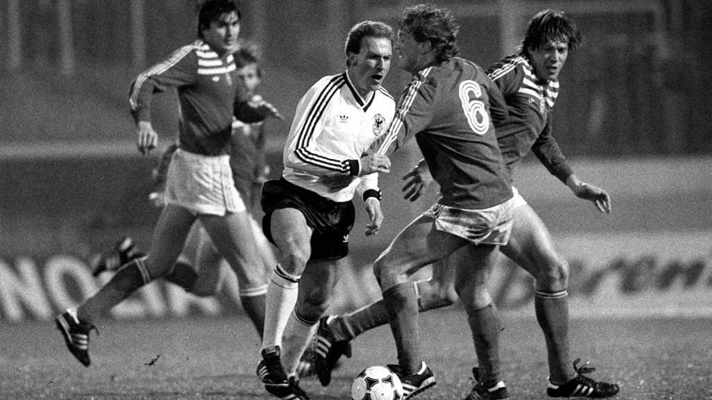 Garaba Imre (6-os mezben) 1985-ben megállította Karl-Heinz Rummeniggét Hamburgban, a magyar válogatott pedig legyőzte 1–0-ra az NSZK-t.