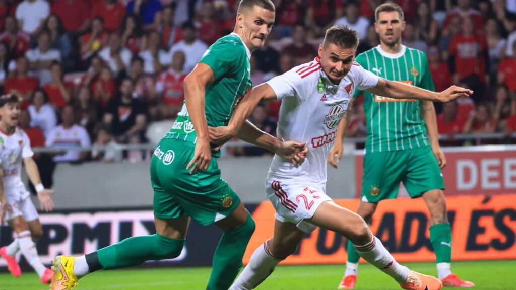Dorian Babunszki (fehérben) a Debrecen jelenlegi legértékesebb és legjobb játékosa, vélhetően nem sokáig. (Fotó. dvsc.hu)