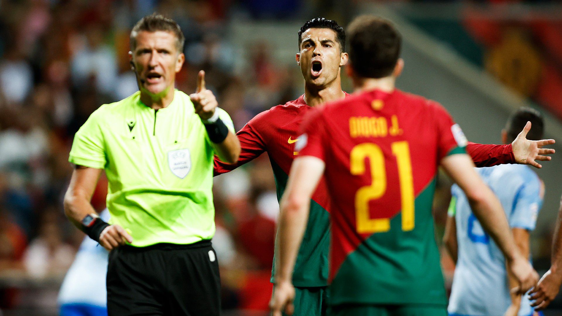 VIDEÓ: Ronaldo ismét elhajította a karszalagot