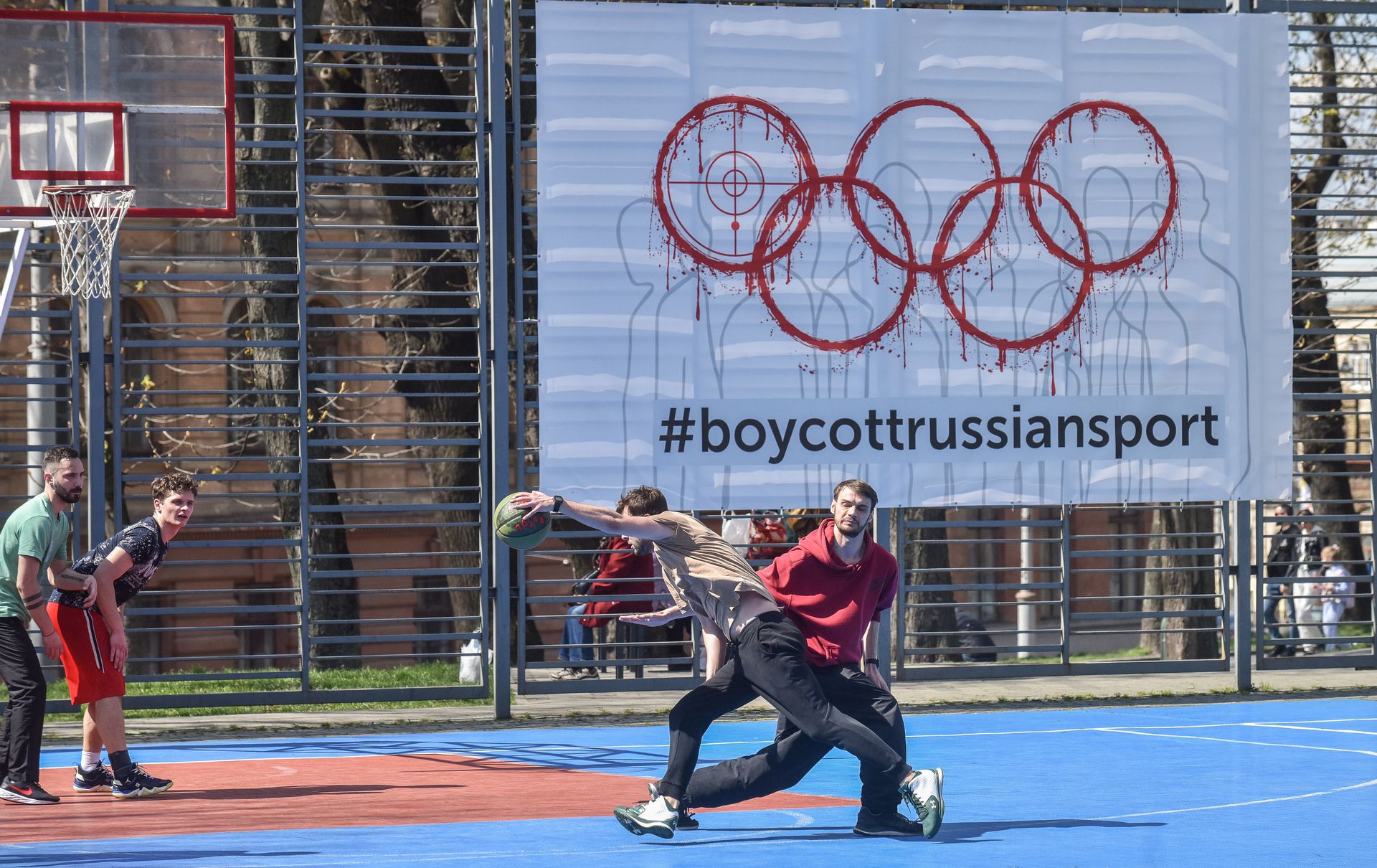 Az ukrajnai Lvivben egy játszótéri sportpályán is az orosz sportolók elleni bojkottra szólítanak fel (Fotó: Getty Images)