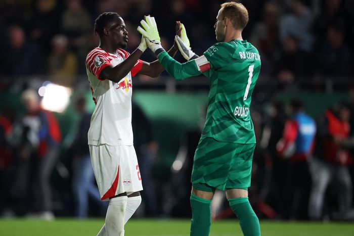 Gulácsi Péter közel egy év után tért vissza az RB Leipzig kapujába