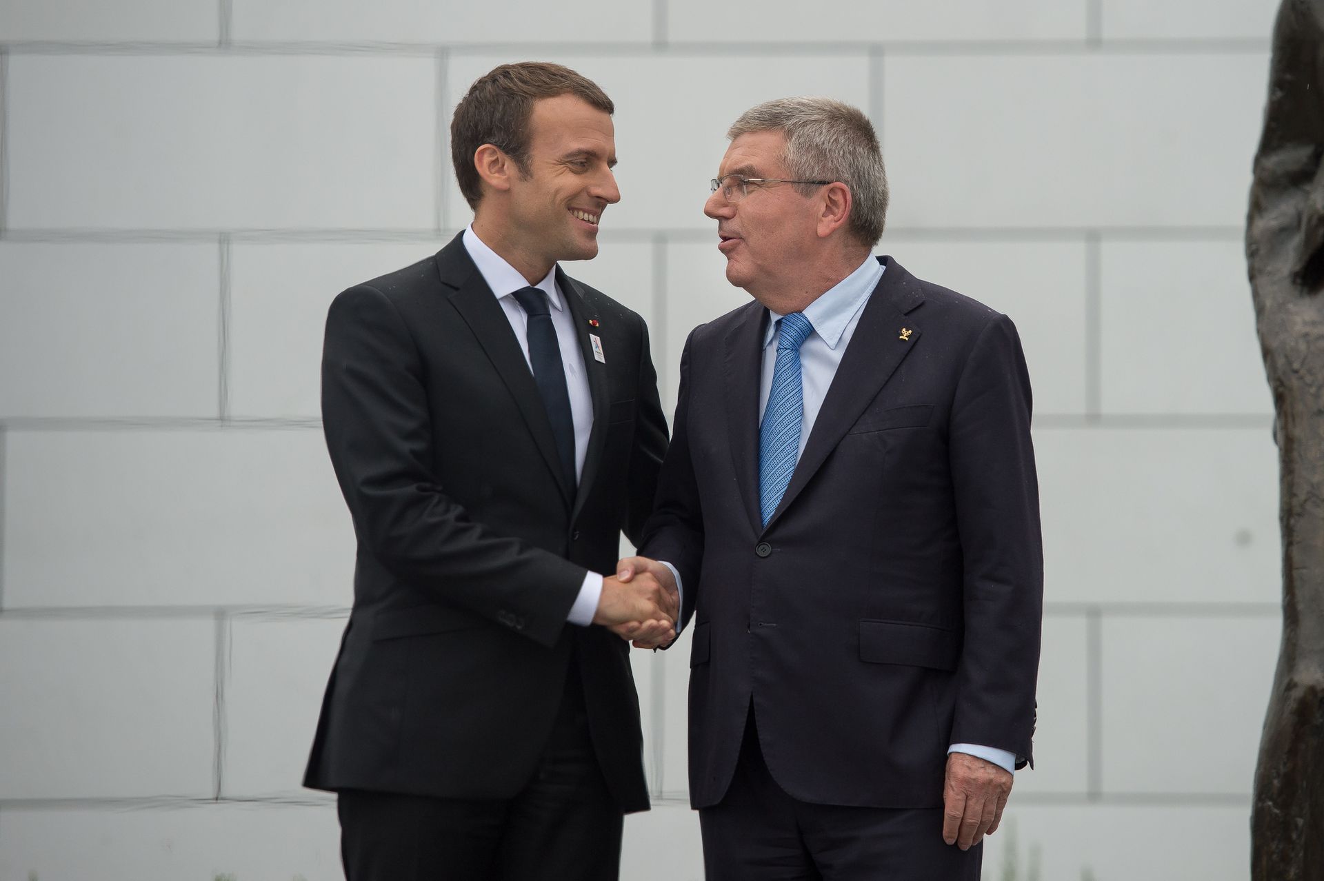 A NOB és a nyugati világ egyik vezetője: vajon mit mond Emmanuel Macron (balra) francia államfő Thomas Bachnak az orosz sportolókkal kapcsolatban? (Fotó: Getty Images)