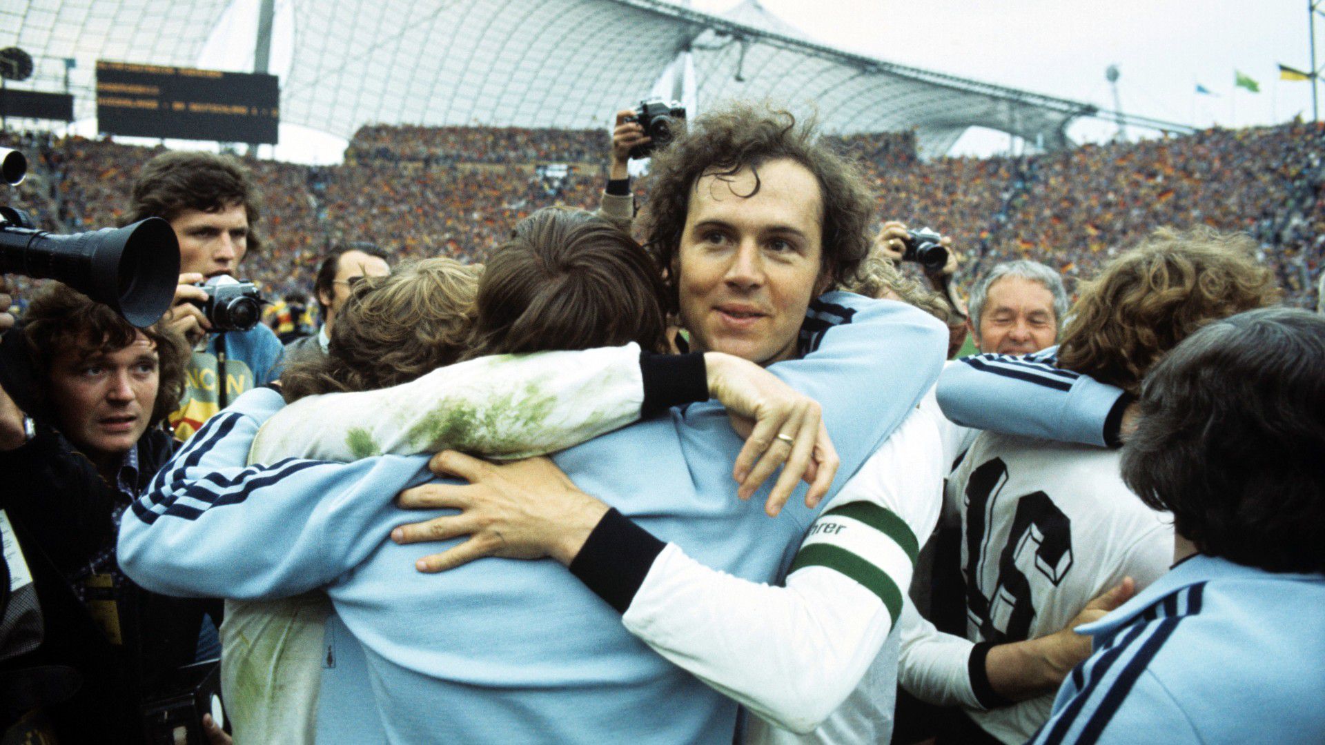 A csapatkapitány Franz Beckenbauerrel ünnepelnek a játékostársak és az edzői stáb tagjai