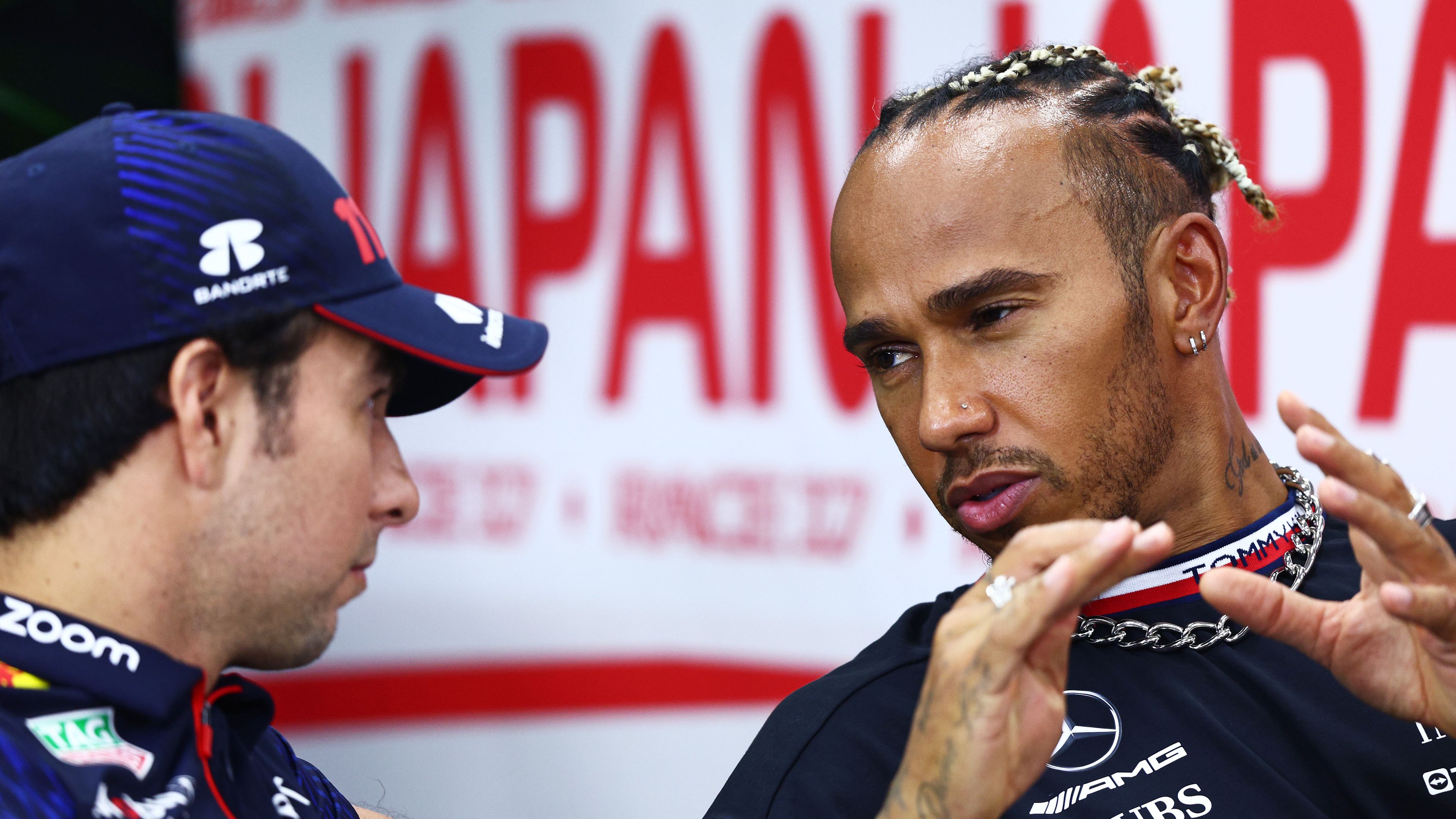 Hamilton durván beszólt a Red Bullnak: szerinte nem támogatják Pérezt