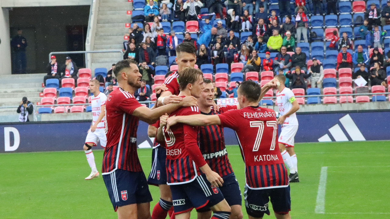 Tobias Christensen (középen) nemcsak a vezetésnek örülhetett, hanem, hogy megszerezte első gólját a Fehérvár játékosaként. (Fotó: Kolozsvári Barnabás)