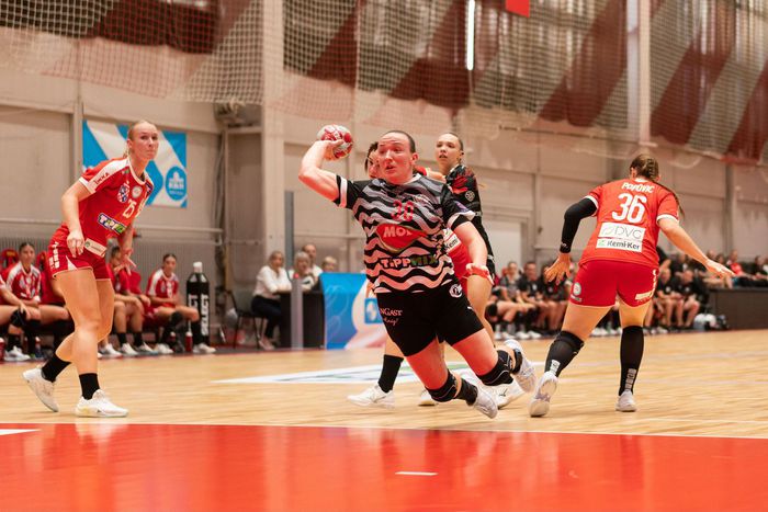 Faragó Lea ziccerben (Fotó: www.facebook.com/esztergomhandball)