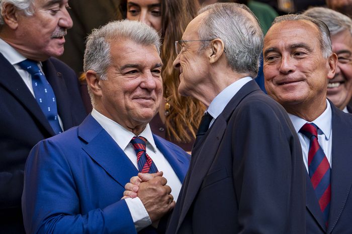 Laporta (baloldal) és Lopez kézfogása