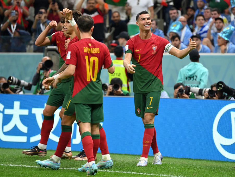 Brune Fernandes ívelésénél csak imitálta a fejest C. Ronaldo, de ezzel szerzett vezetést Portugália (Fotó: Justin Setterfield/Getty Images)