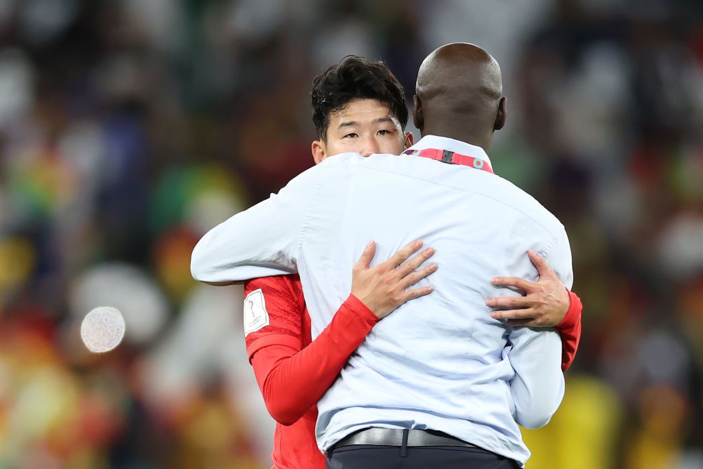 A ghánai kapitány vigasztalja a dél-koreai válogatott játékosát, Szont.