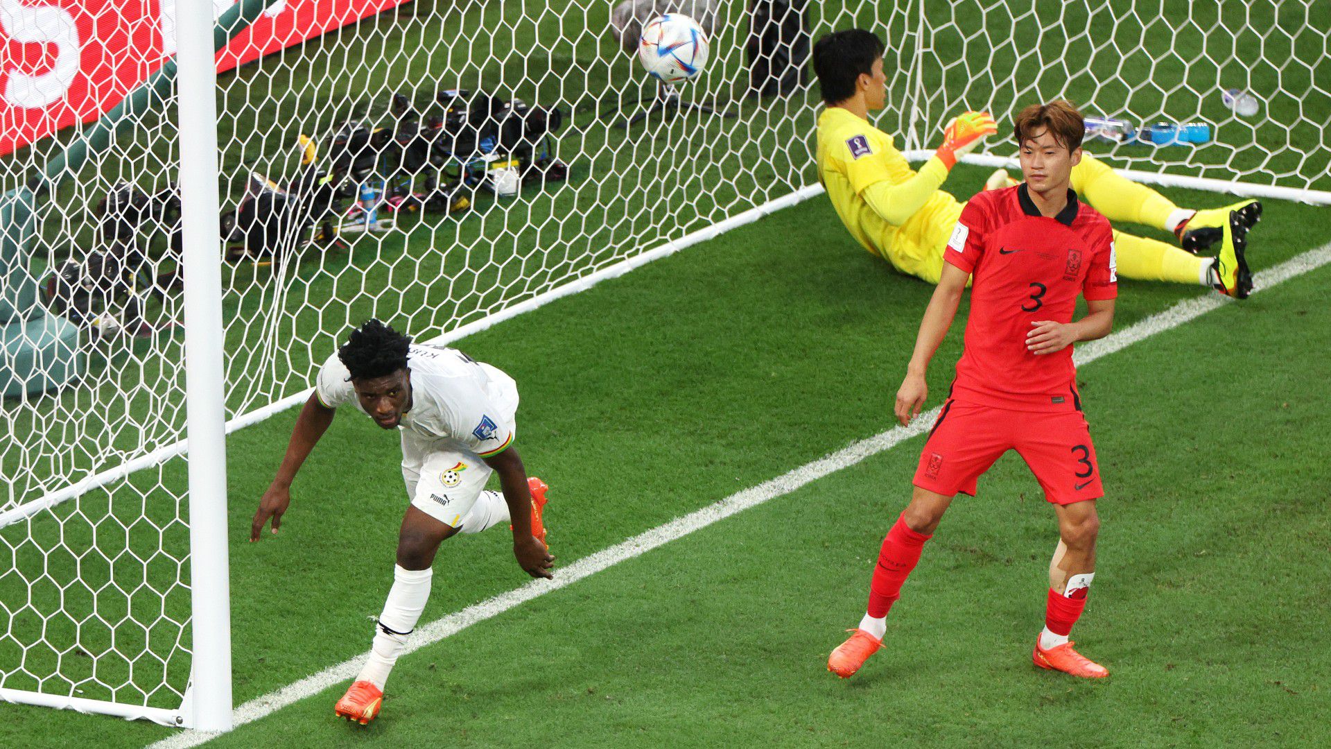 A második gól pillanata: Mohammed Kudus fejesénél Kim Szung Kju tehetetlen volt (Fotó: Getty Images)